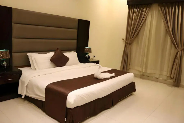 Room 4 of 9