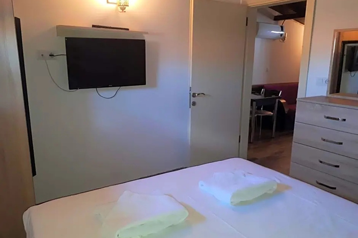 Room 6 of 25