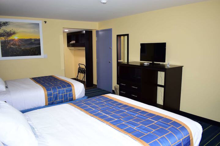 1 Queen Bed Mobility Accessible Bathtub with Grab Bars 1st Floor (3 of 12)