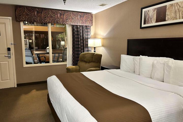 1 King Bed (4 of 11)