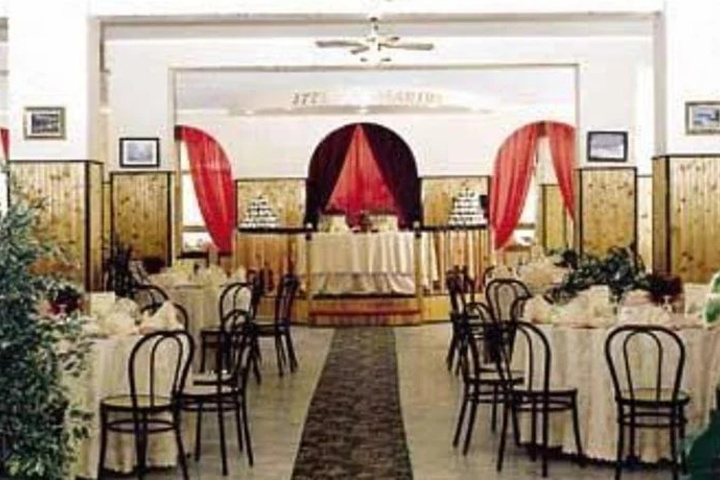 Dining 11 of 12