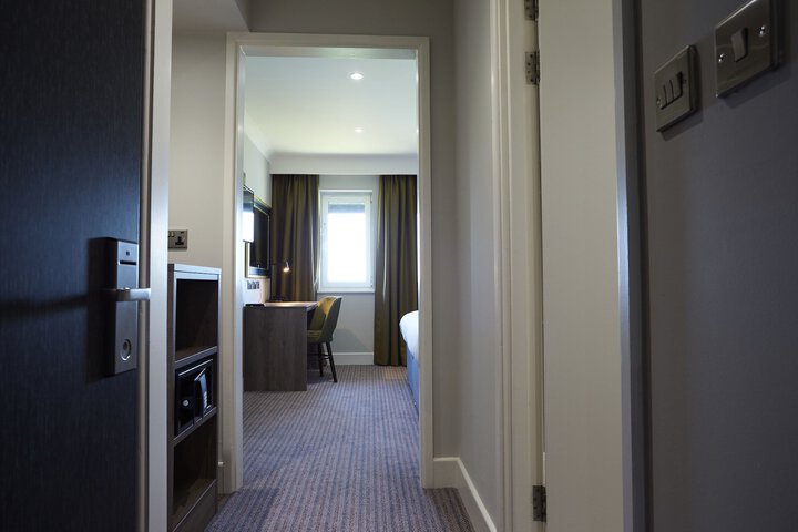Room 17 of 98