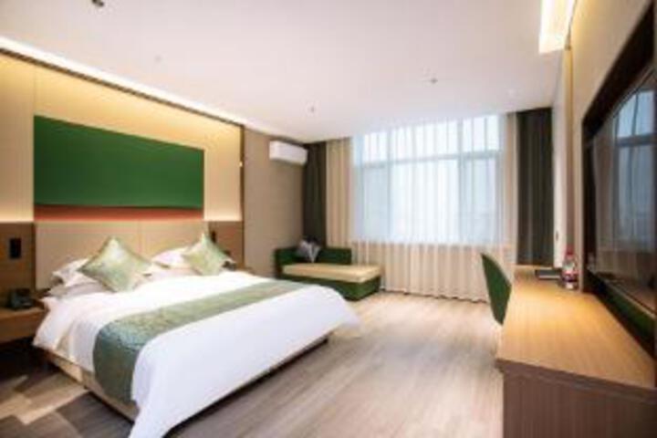 Room 7 of 9
