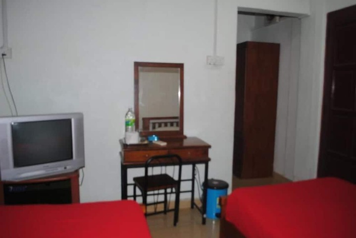 Room 4 of 8