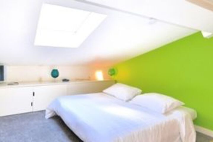 Room 4 of 8