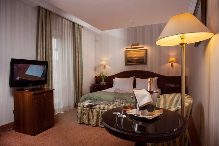 Room 49 of 177