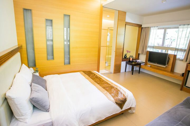 Room 4 of 68