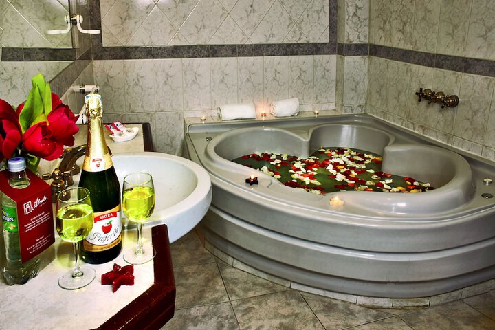 Hot Tub 30 of 39