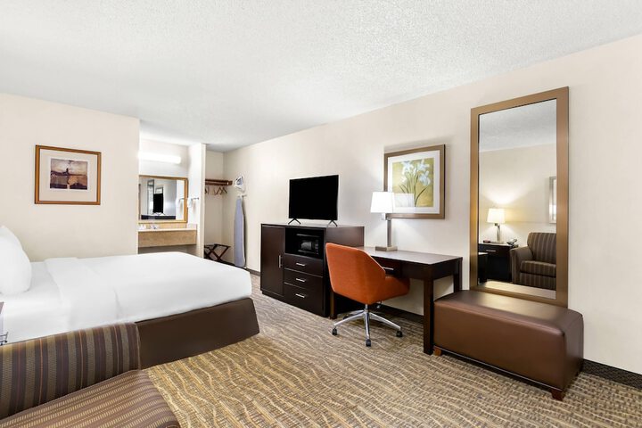 Room 32 of 43