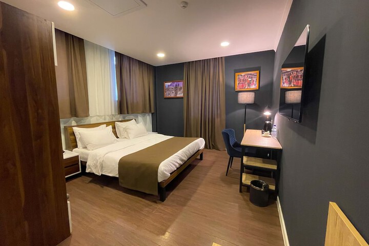 Room 76 of 240