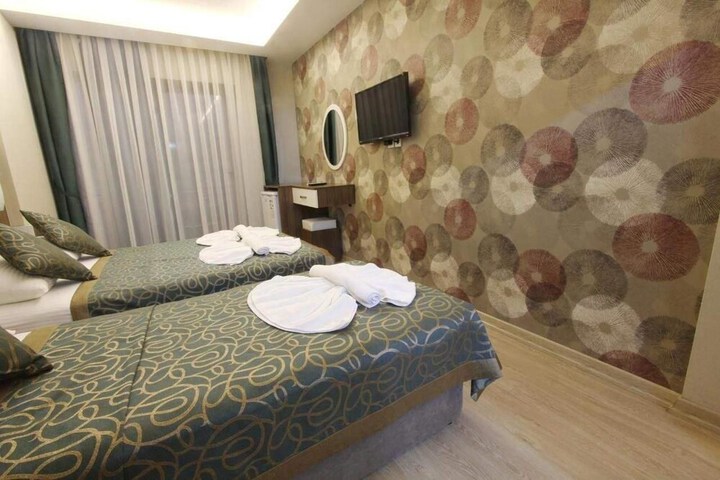 Room 7 of 32