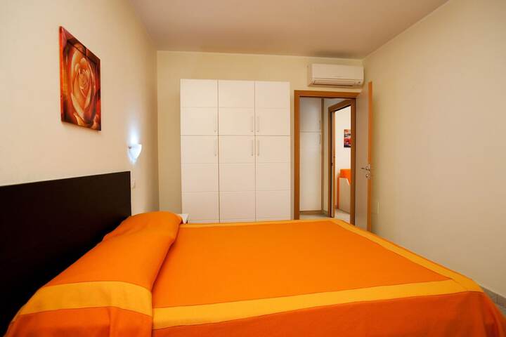 Room 5 of 122