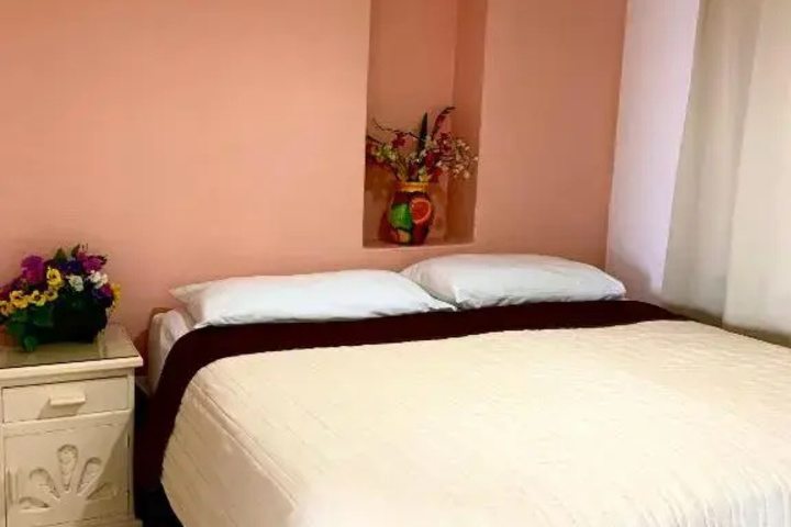 Room 4 of 12