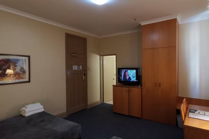 Room 33 of 73