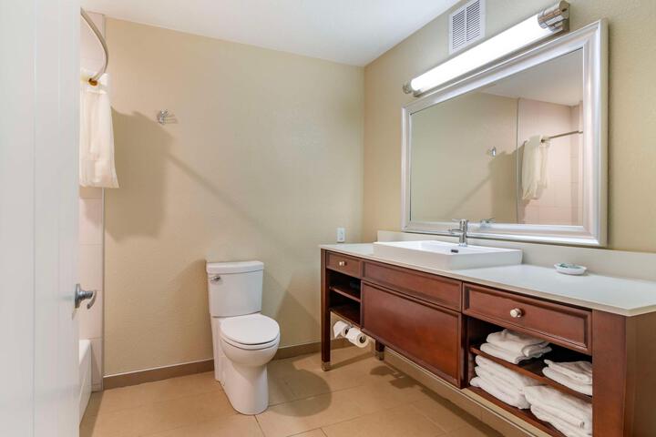 1 Queen Bed Microwave, Refrigerator Work Desk WiFi Full Breakfast (6 of 17)