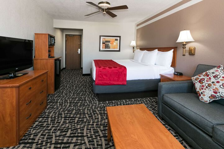 1 King Bed (4 of 17)