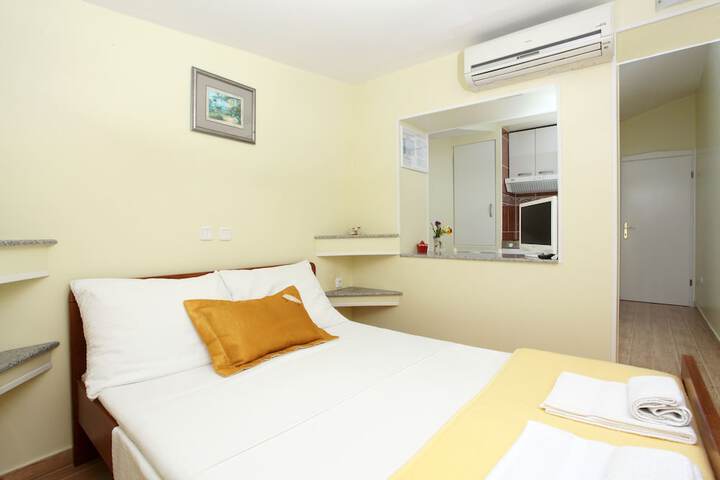 Room 10 of 32