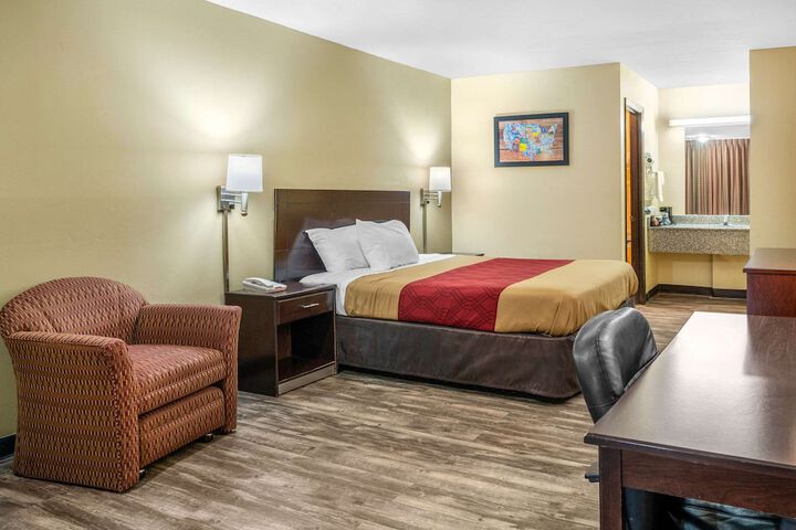 1 Queen Bed (11 of 14)