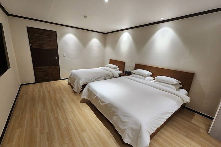 Room 5 of 10