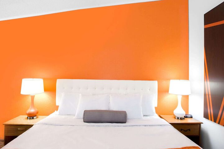 1 King Bed (6 of 7)