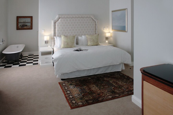 Room 12 of 162