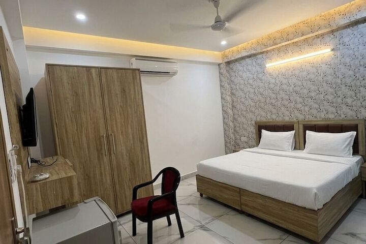 Room 11 of 36