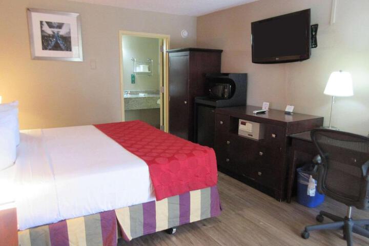 1 Queen Bed (9 of 17)