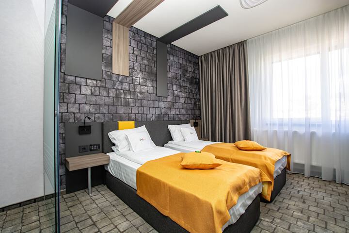 Room 34 of 132