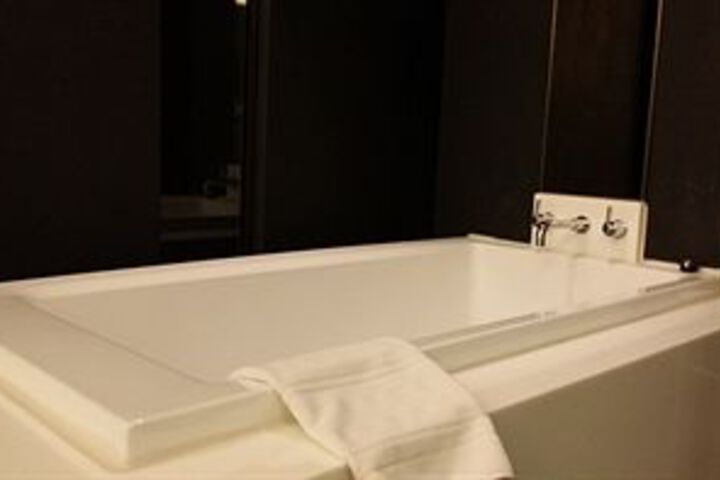 Deep Soaking Bathtub