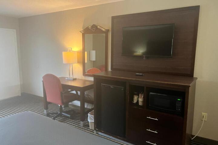 1 King Bed (7 of 9)