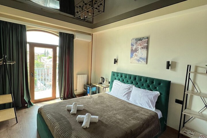 Room 7 of 32