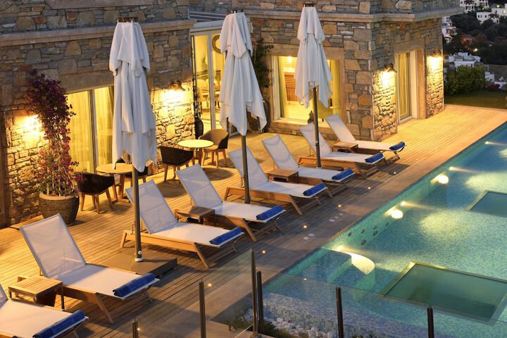 Hotel Pool