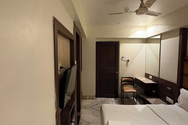 Room 8 of 33