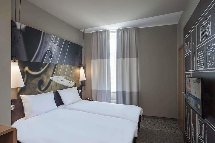 Room 8 of 50