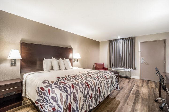 Deluxe King Bed (5 of 14)