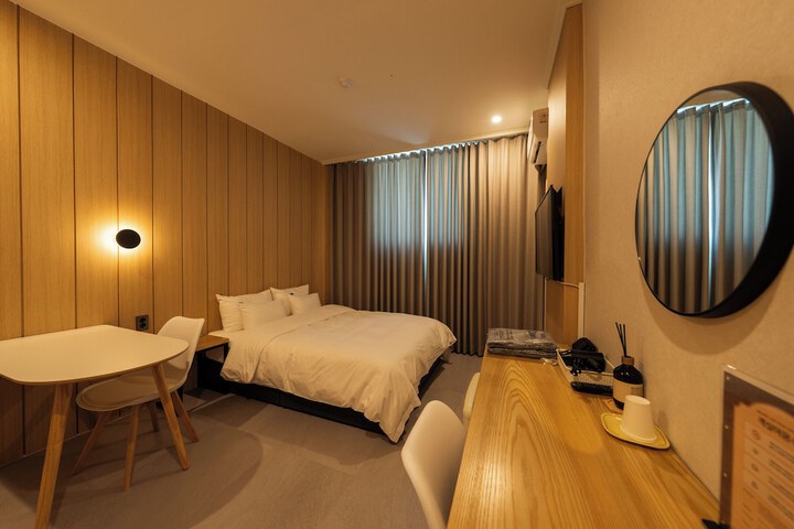 Room 4 of 80