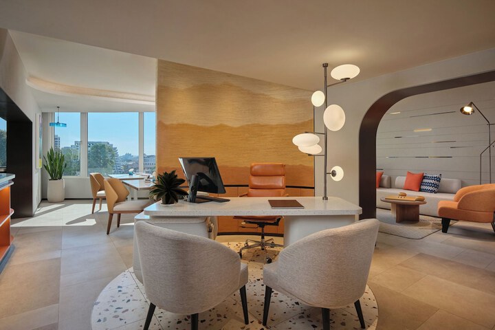 Lounge 118 of 126