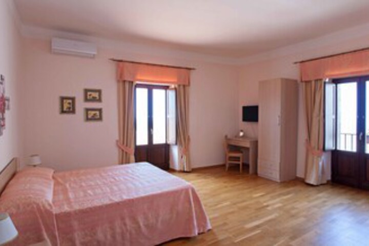 Room 10 of 17