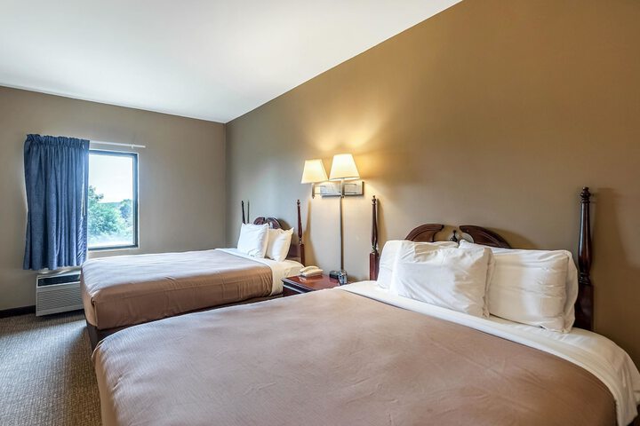 1 Queen Bed (2 of 10)