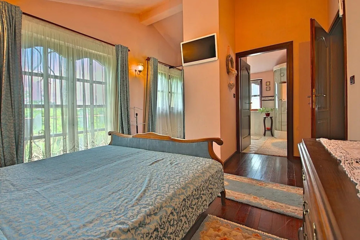 Room 5 of 19