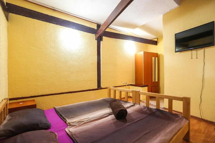 Room 6 of 8