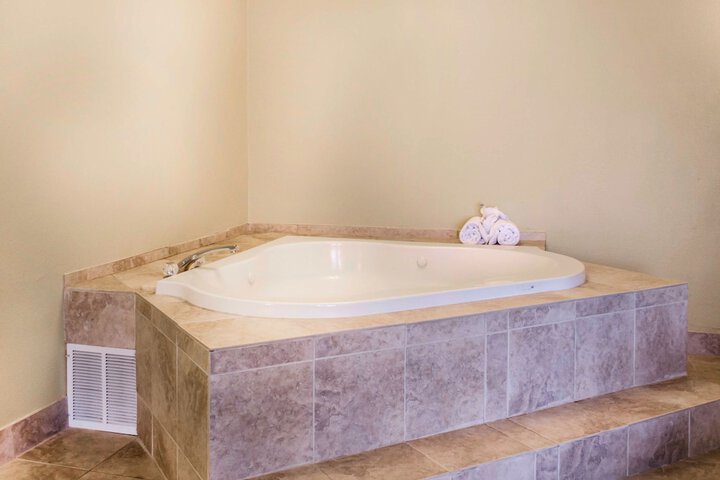 Jetted tub