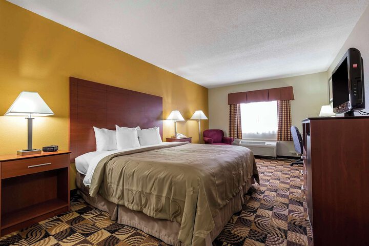 1 King Bed (1 of 4)