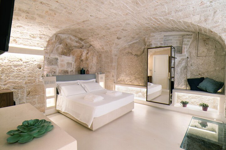 Room 2 of 74
