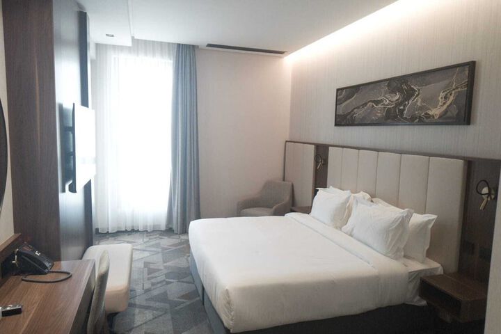 Room 7 of 18