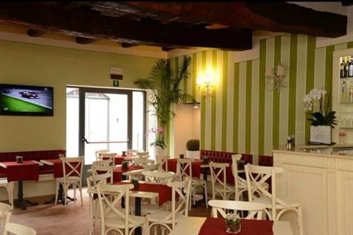 Lounge 35 of 57