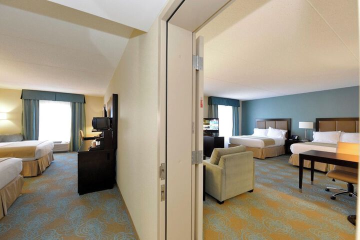 2 Queen Beds (20 of 21)