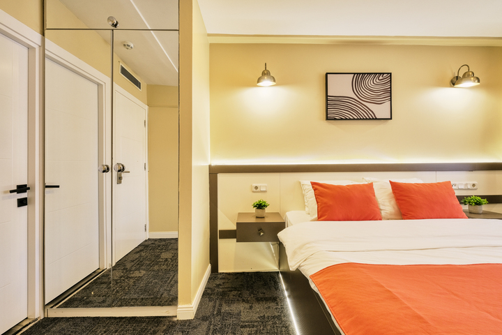 Room 6 of 28
