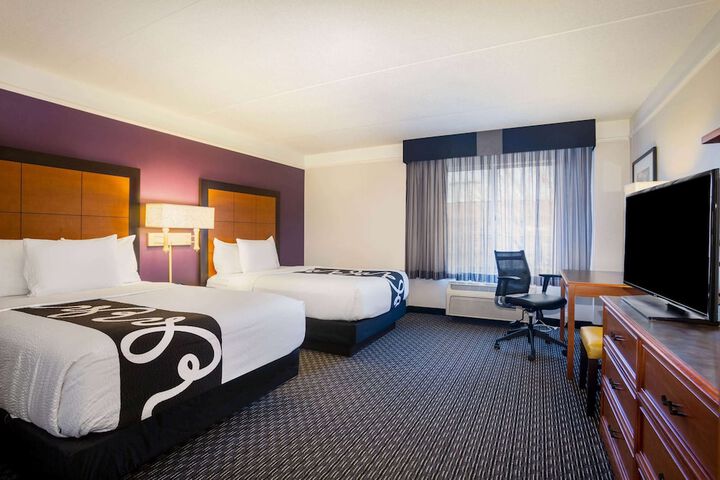 2 Double Beds Accessible Mobility Hearing Impaired Accessible (5 of 10)