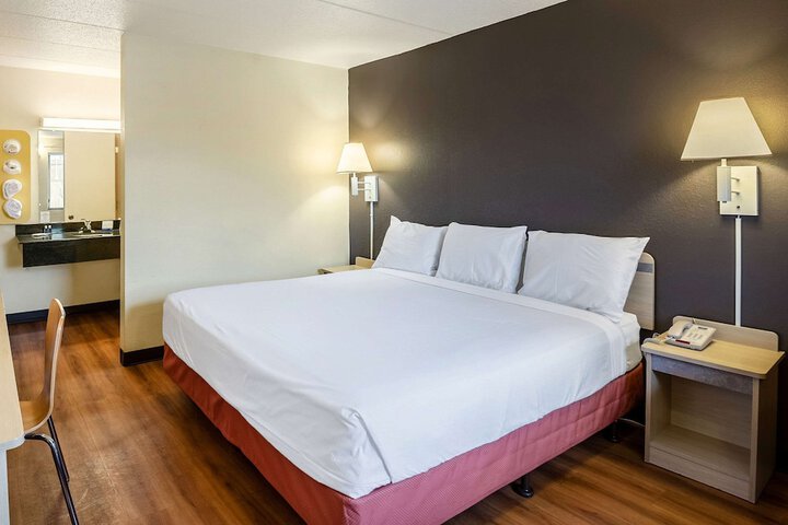 1 King Bed (5 of 8)